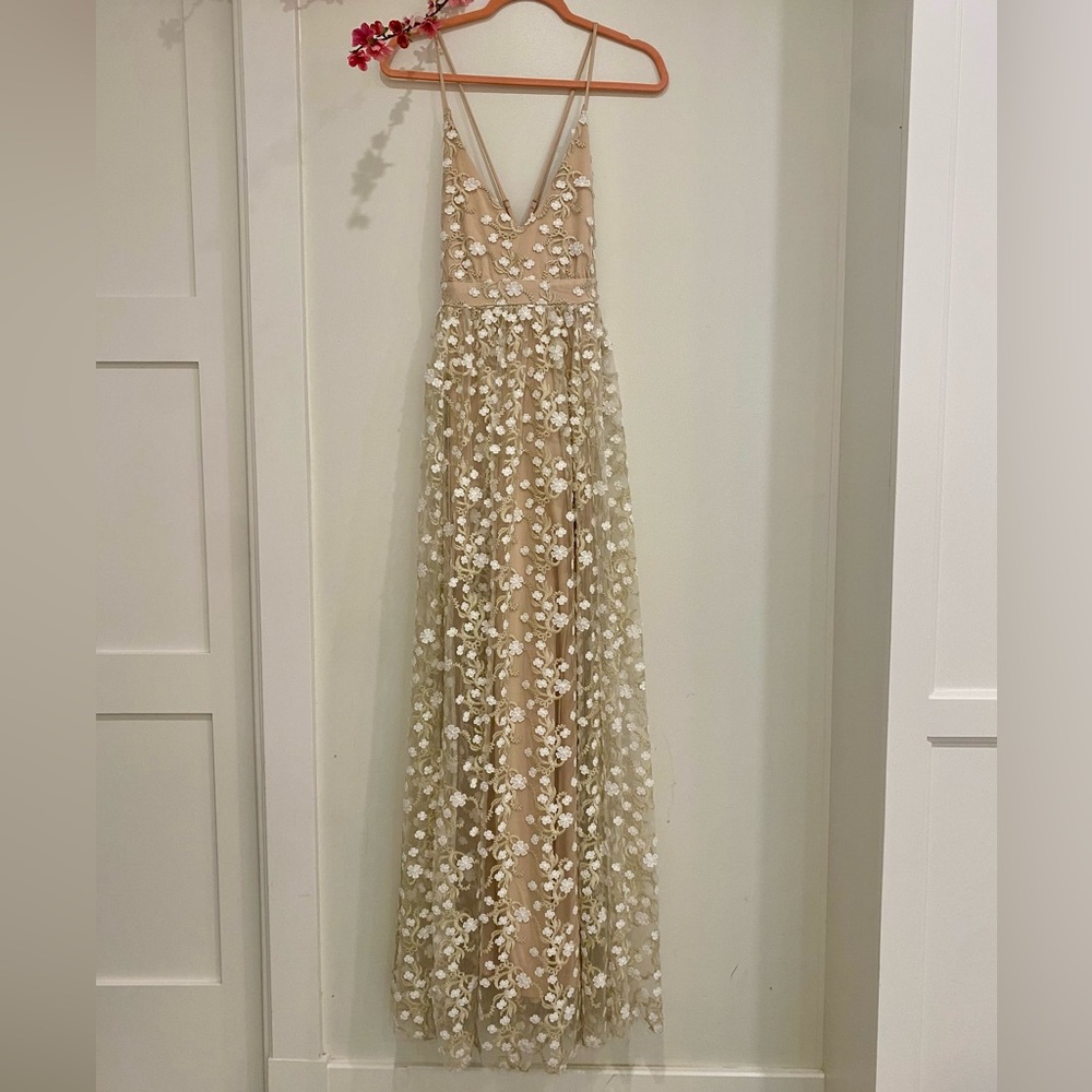 This is a GORGEOUS Altar’d State long dress.. It’s a size (MEDIUM)